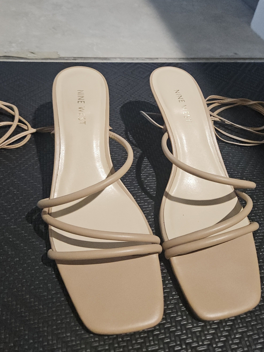 👡 Nine West Strappy Ankle Wrap Kitten Heel Sandals in Nude Size 9 - Picture 2 of 6